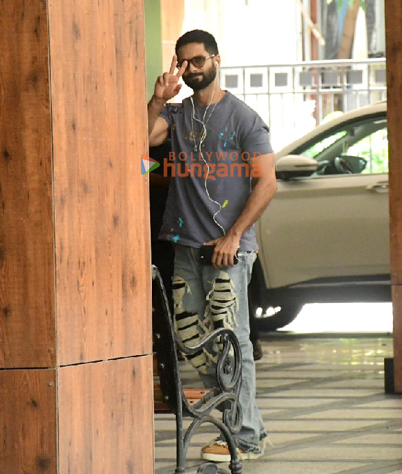 photos shahid kapoor snapped outside dinesh vijans maddock office 1 2