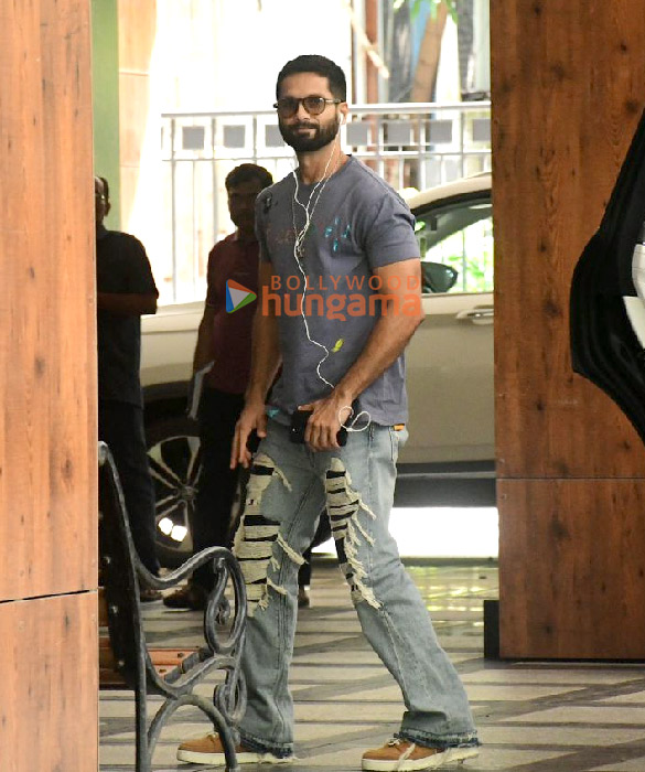 Photos: Shahid Kapoor snapped outside Dinesh Vijan’s Maddock office Photos: Shahid Kapoor snapped outside Dinesh Vijan’s Maddock office