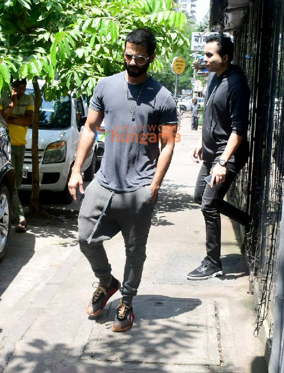 photos shahid kapoor snapped outside a cafe in bandra 3