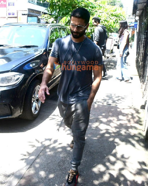 photos shahid kapoor snapped outside a cafe in bandra 5