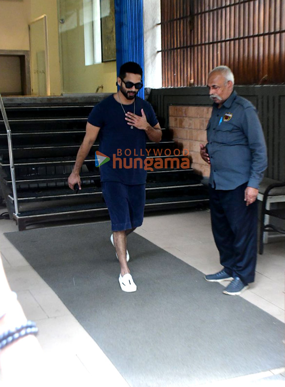 photos shahid kapoor spotted outside a dental clinic in khar 4
