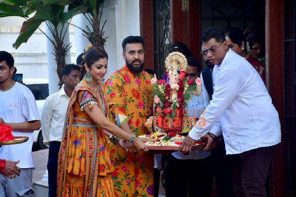 photos shilpa shetty and shamita shetty ganapati bappa immersion at her residence 2