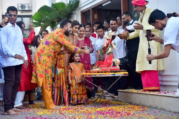 photos shilpa shetty and shamita shetty ganapati bappa immersion at her residence 3