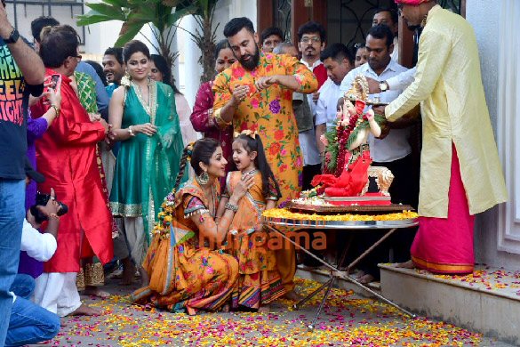 photos shilpa shetty and shamita shetty ganapati bappa immersion at her residence 4