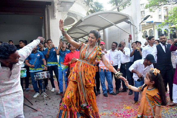 photos shilpa shetty and shamita shetty ganapati bappa immersion at her residence 9