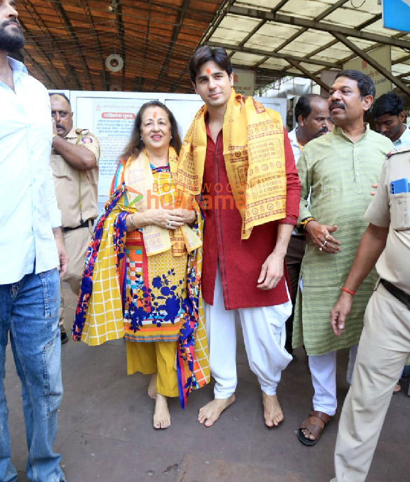 photos sidharth malhotra seeks blessings with his mother at siddhivinayak temple 1