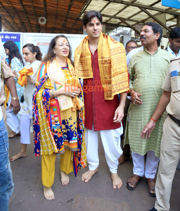 photos sidharth malhotra seeks blessings with his mother at siddhivinayak temple 2