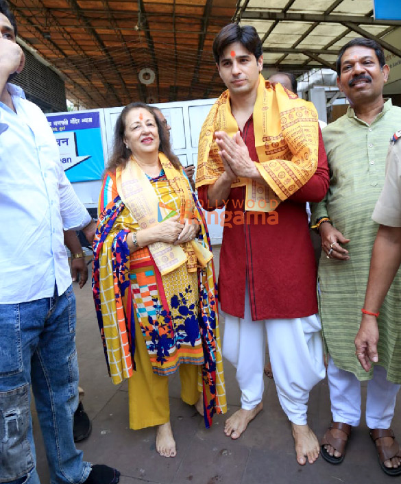 photos sidharth malhotra seeks blessings with his mother at siddhivinayak temple 5