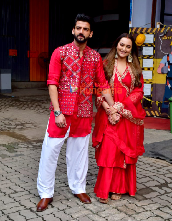 photos sonakshi sinha and zaheer iqbal snapped with karisma kapoor on the sets of indias best dancer 5 2