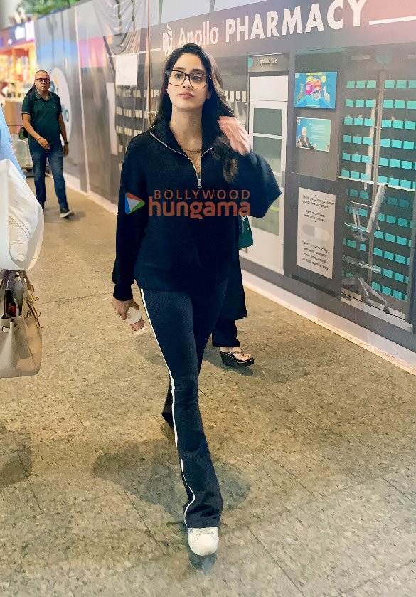 photos varun dhawan and janhvi kapoor snapped at the airport 6