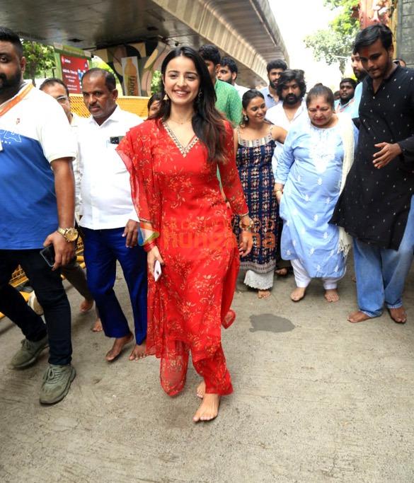 photos vicky kaushal esha deol and others snapped at lalbaugcha raja 1