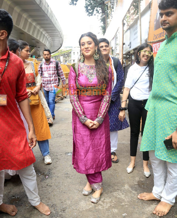 photos vicky kaushal and esha deol snapped at lalbaugcha raja 1 3