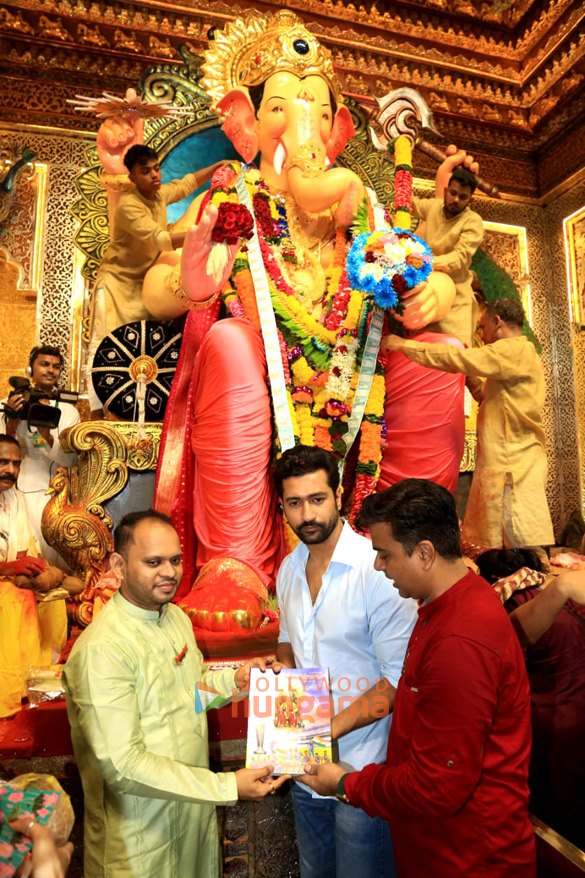 photos vicky kaushal and esha deol snapped at lalbaugcha raja 1