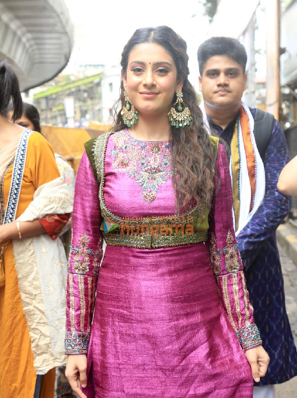 photos vicky kaushal and esha deol snapped at lalbaugcha raja 2 3