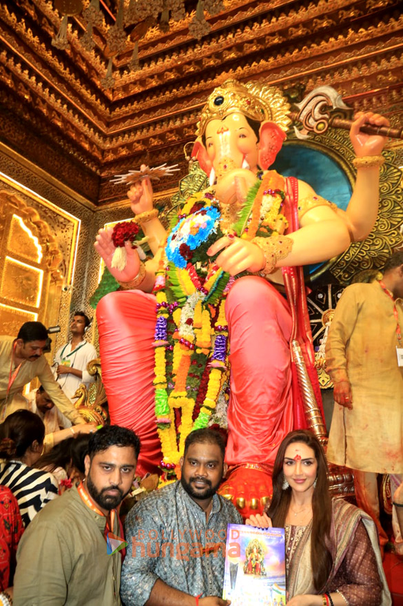 photos vicky kaushal and esha deol snapped at lalbaugcha raja 4