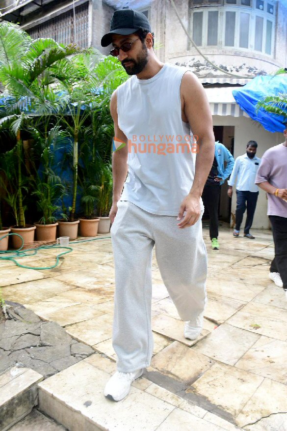 photos vicky kaushal spotted outside a dance class in santacruz 2