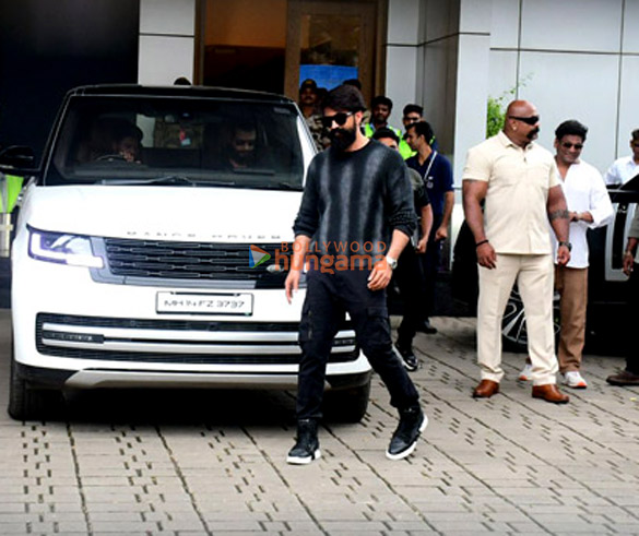 photos yash snapped at kalina airport 4
