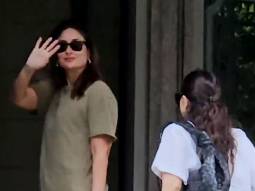 The beautiful Kapoor sisters! Kareena Kapoor Khan & Karisma Kapoor get clicked together