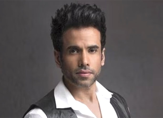 Tusshar Kapoor warns social media fam about his Facebook account being HACKED!