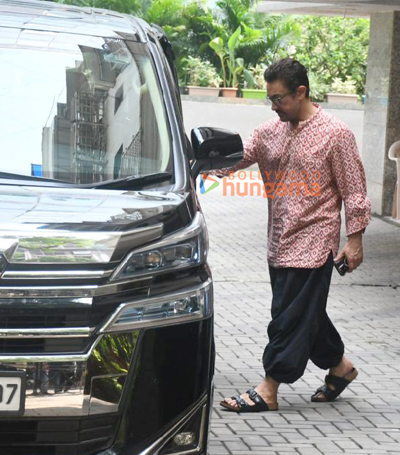 photos aamir khan snapped at reena duttas house in bandra 3