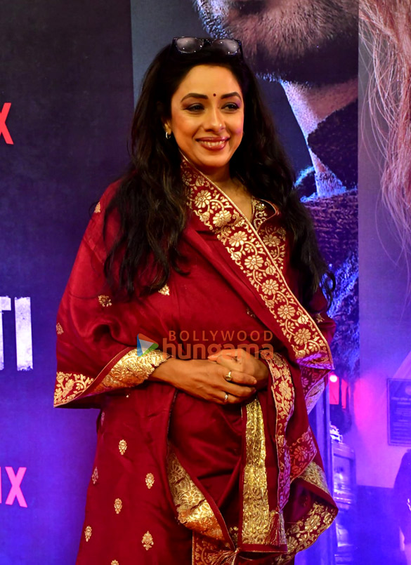 photos ajay devgn kajol kriti sanon and others grace the premiere of do patti 1005 4