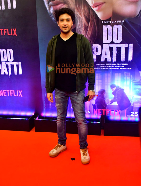 photos ajay devgn kajol kriti sanon and others grace the premiere of do patti 1005 6