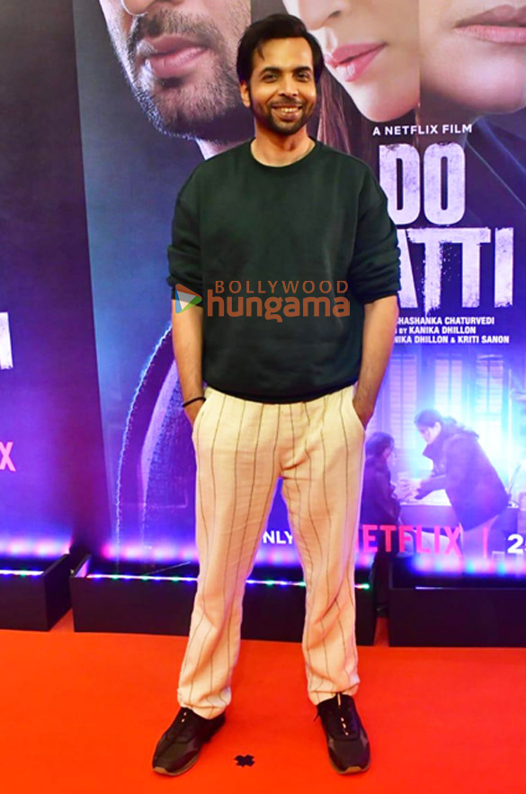 photos ajay devgn kajol kriti sanon and others grace the premiere of do patti 9