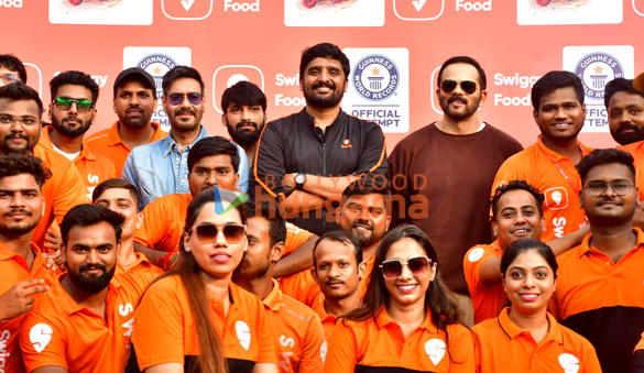 photos ajay devgn and rohit shetty attempt the guinness world record for the largest vada pav delivery at airport high school junio 4