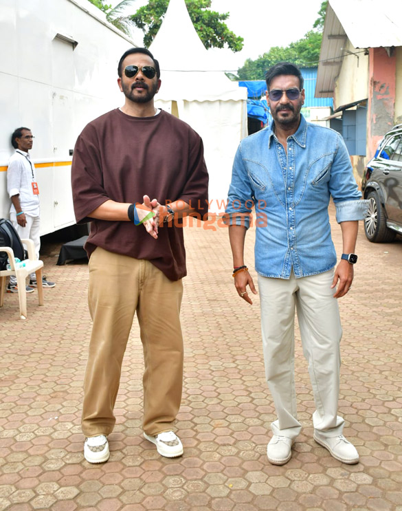 photos ajay devgn and rohit shetty attempt the guinness world record for the largest vada pav delivery at airport high school junio 7