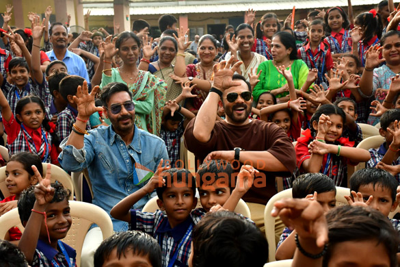 photos ajay devgn and rohit shetty attempt the guinness world record for the largest vada pav delivery at airport high school junior 1