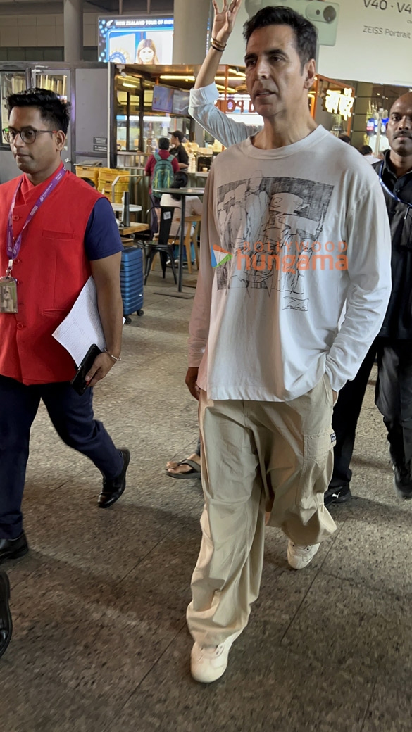 Photos: Akshay Kumar snapped at the airport Photos: Akshay Kumar snapped at the airport