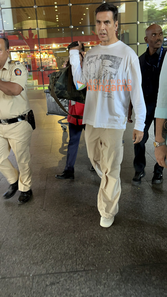 photos akshay kumar snapped at the airport 2 3