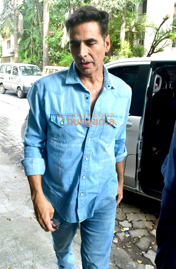 photos akshay kumar snapped with family outside dental clinic in juhu 57 1