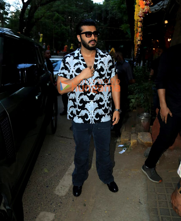 photos arjun kapoor snapped at raj thackerays house 4