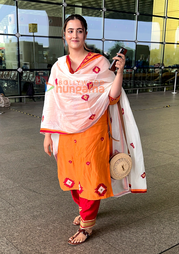 photos boman irani nupur sanon sanjay mishra and others snapped at the airport 2