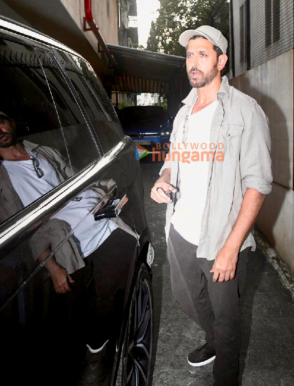 photos hrithik roshan and sussanne khan snapped outside a clinic in bandra 3
