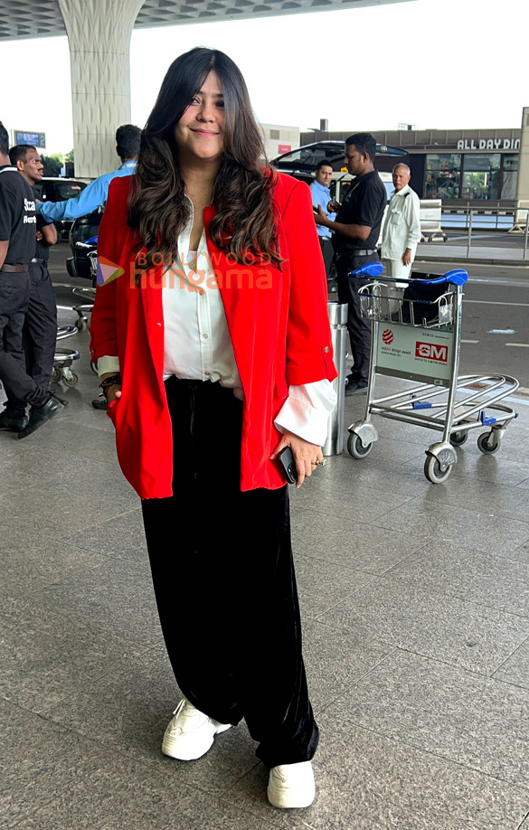 photos kareena kapoor khan nimrat kaur jeetendra and ektaa r kapoor snapped at the airport 4