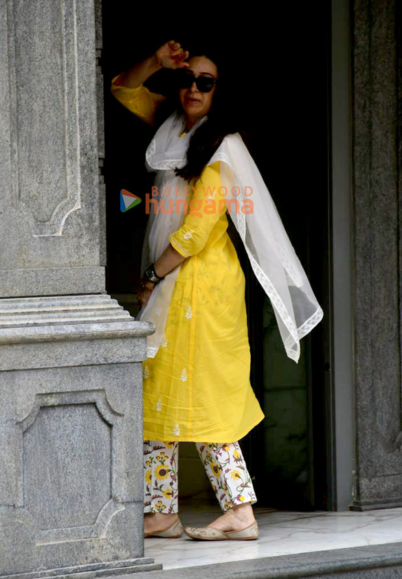 photos kareena kapoor khan and karisma kapoor snapped at their father randhir kapoors house in bandra 6