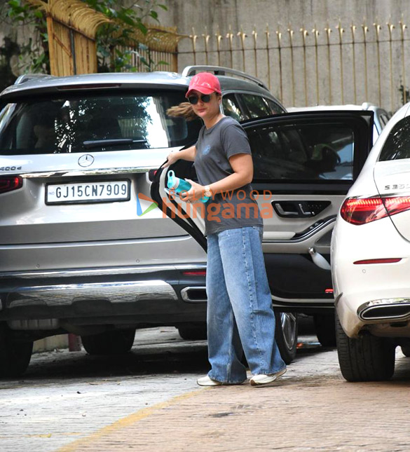 photos kareena kapoor khan snapped at karisma kapoors house in khar 2