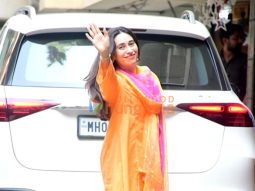 Photos: Karisma Kapoor snapped celebrating Diwali outside her office at Khar Photos: Karisma Kapoor snapped celebrating Diwali outside her office at Khar