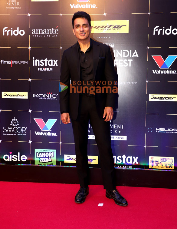 photos kartik aaryan tiger shroff sonakshi sinha sophie choudry raveena tandon and others snapped at the pink carpet and awards c 16