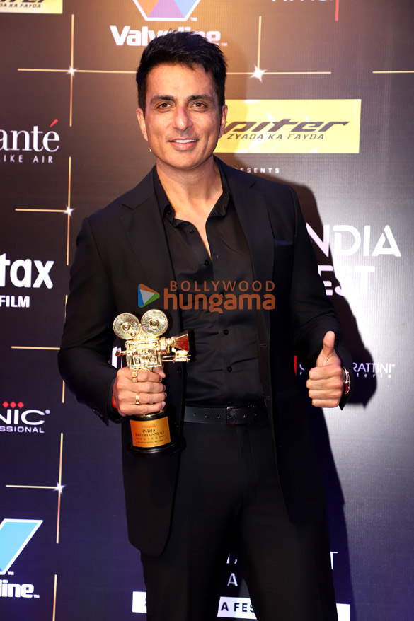 photos kartik aaryan tiger shroff sonakshi sinha sophie choudry raveena tandon and others snapped at the pink carpet and awards c 5