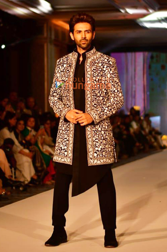 photos kartik aaryan triptii dimri and others turn showstoppers at the manish malhotra fashion show 1
