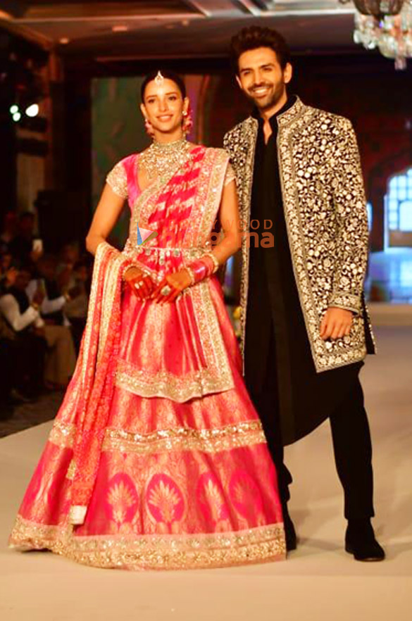 photos kartik aaryan triptii dimri and others turn showstoppers at the manish malhotra fashion show 14
