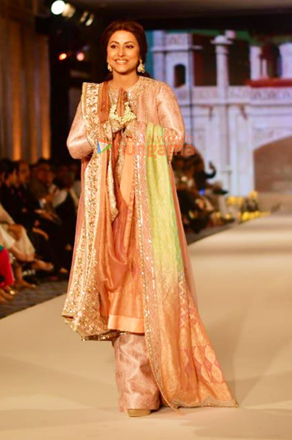 photos kartik aaryan triptii dimri and others turn showstoppers at the manish malhotra fashion show 9