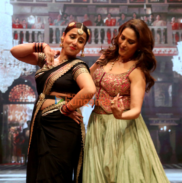 photos kartik aaryan vidya balan madhuri dixit and others grace the launch of ami je tomar 3 0 song from bhool bhulaiyaa 3 1
