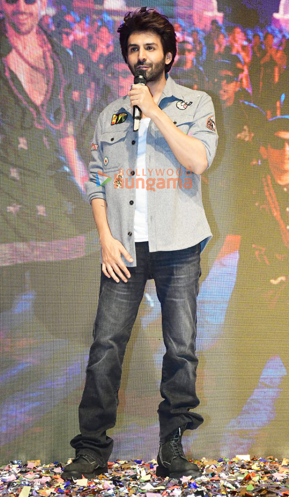 photos kartik aaryan and sonu nigam launch the song hukkush phukkush from bhool bhulaiyaa 3 7