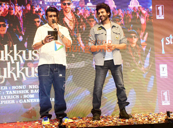 photos kartik aaryan and sonu nigam launch the song hukkush phukkush from bhool bhulaiyaa 3 8