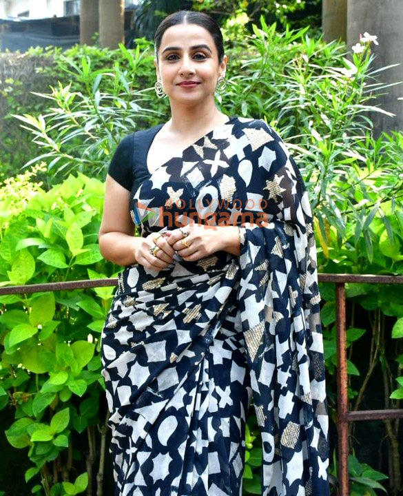 photos kartik aaryan and vidya balan snapped promoting bhool bhulaiyaa 3 on the sets of kbc 16 6