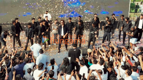 photos kartik aaryan promotes his upcoming film bhool bhulaiyaa 3 at a collage in delhi 5